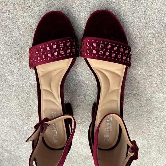 New never worn. Chinese Laundry sandals in cranberry color, size 8.5. - Picture 5 of 6